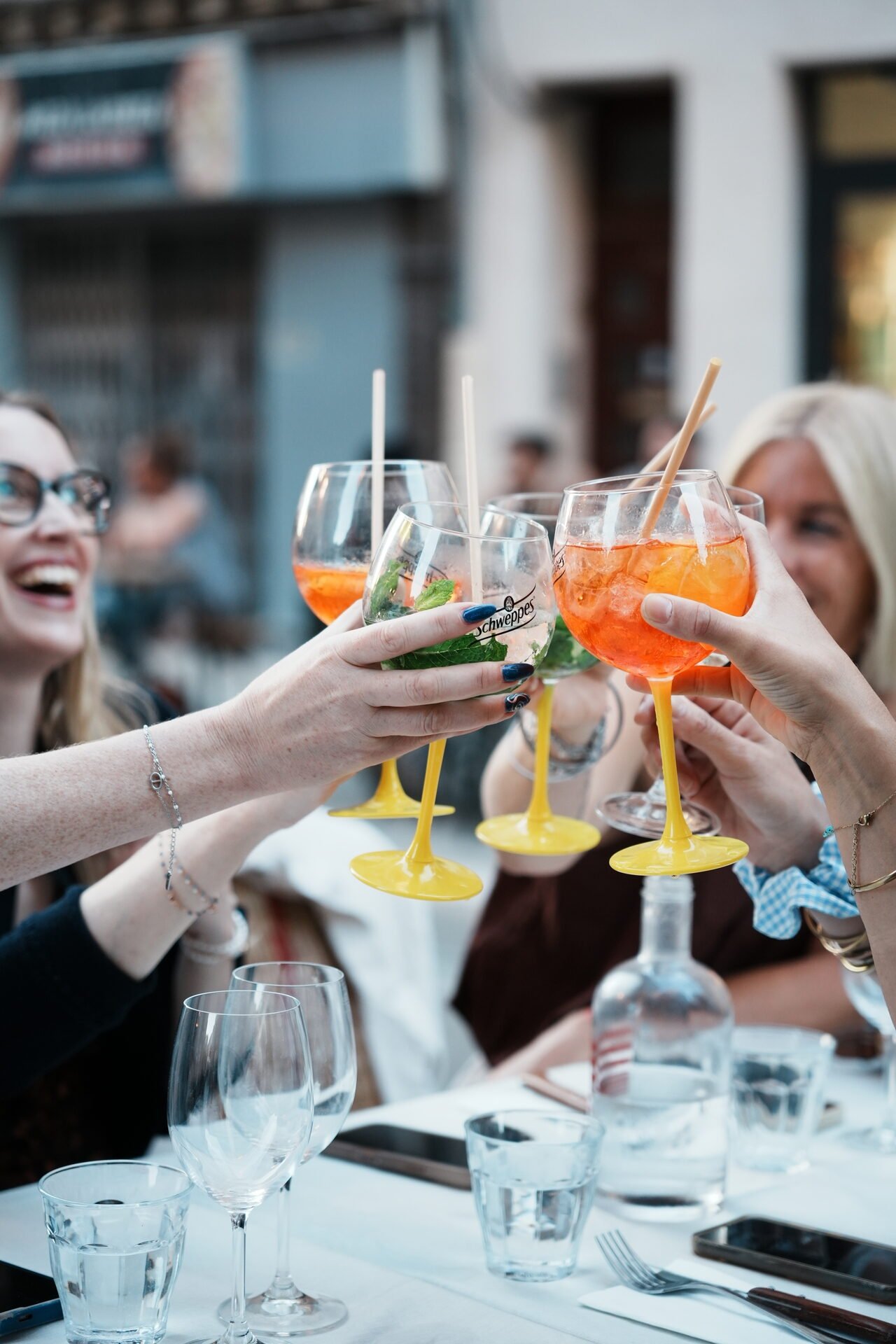 Moment convivial autour de cocktails au Café Poulard