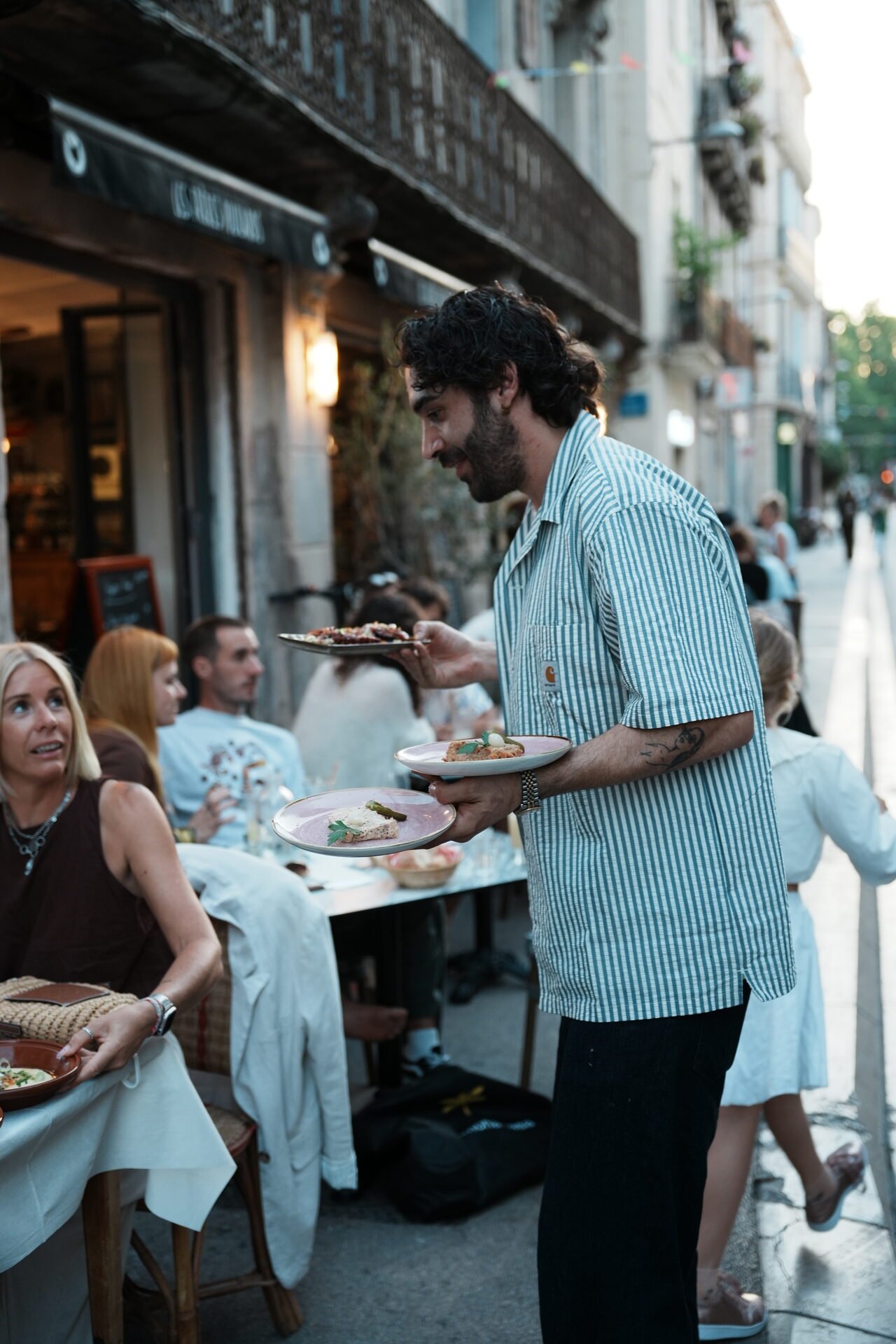 Service convivial en terrasse au Café Poulard